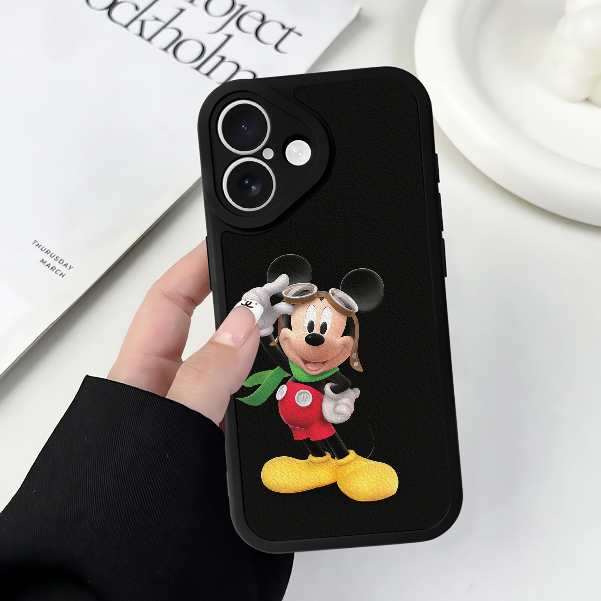 （画像用） ミッキーマウス Mickey Mouse 【iPhone 16シリーズ対応】シリコンスマホケース（レザー調） 材質：シリコン
